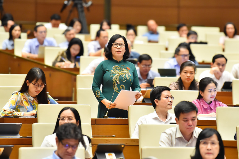 Đại biểu Khương Thị Mai - Đoàn đại biểu Quốc hội tỉnh Nam Định phát biểu. (Ảnh: THỦY NGUYÊN)