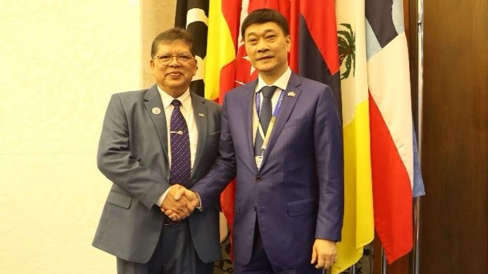 Phó Chủ tịch Quốc hội Vũ Hồng Thanh và Chủ tịch Hạ viện Malaysia. (Ảnh: TTXVN)