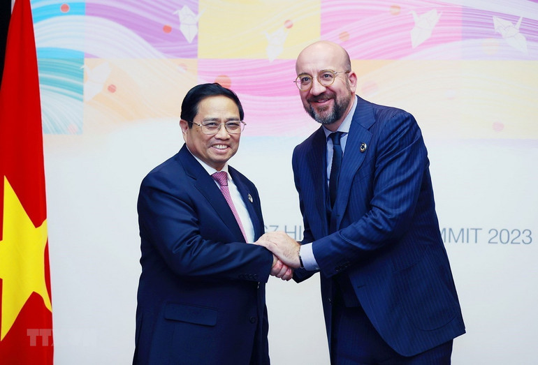 Thủ tướng Phạm Minh Chính gặp Chủ tịch Hội đồng châu Âu Charles Michel. (Ảnh: TTXVN)