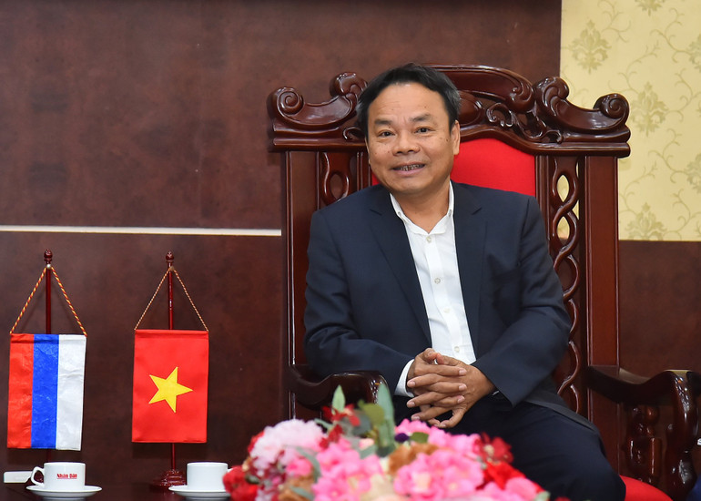 Phó Tổng Biên tập Báo Nhân Dân Đinh Như Hoan phát biểu tại buổi tiếp. (Ảnh: THỦY NGUYÊN)