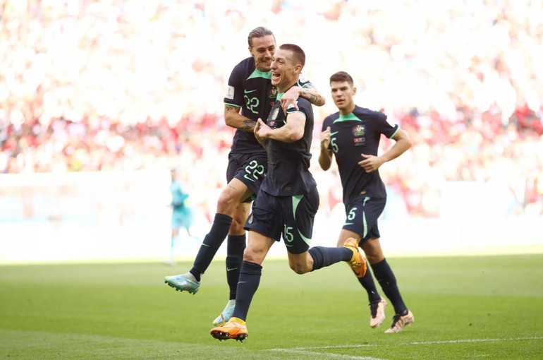 Mitchell Duke cùng đồng đội ăn mừng bàn thắng mở tỷ số cho Australia. (Ảnh: FIFA)