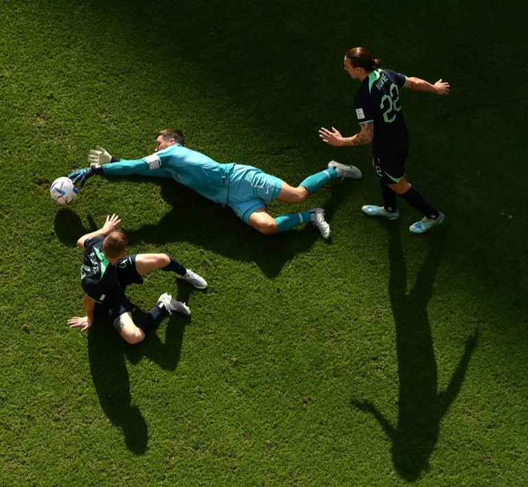 Thủ thành Matthew Ryan đã không ít lần cứu thua cho Australia ở trận này. (Ảnh: FIFA)