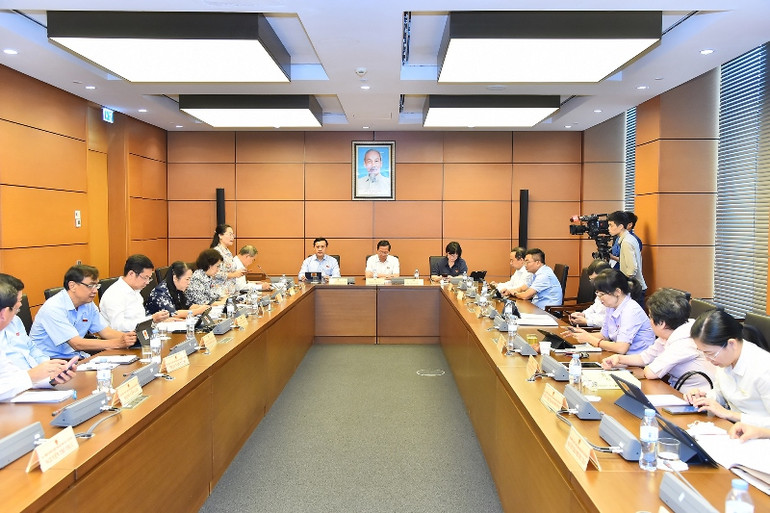 Quang cảnh phiên thảo luận tại Tổ 2. (Ảnh: THỦY NGUYÊN)