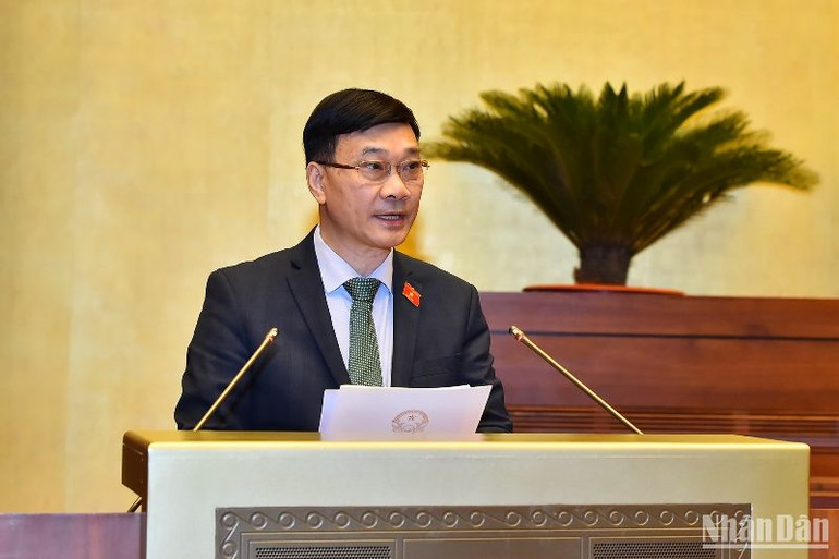 Chủ nhiệm Ủy ban Kinh tế Vũ Hồng Thanh trình bày báo cáo thẩm tra dự thảo Luật Đất đai (sửa đổi). (Ảnh: THỦY NGUYÊN)