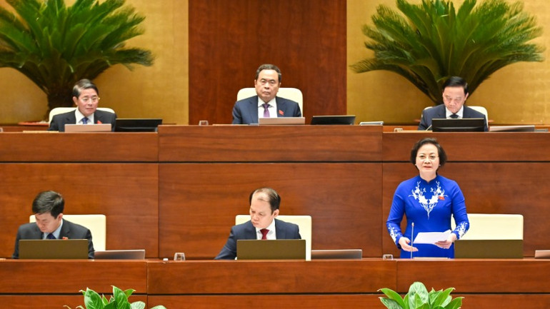 Bộ trưởng Nội vụ Phạm Thị Thanh Trà phát biểu giải trình, làm rõ một số vấn đề đại biểu Quốc hội nêu. (Ảnh: BÙI GIANG)