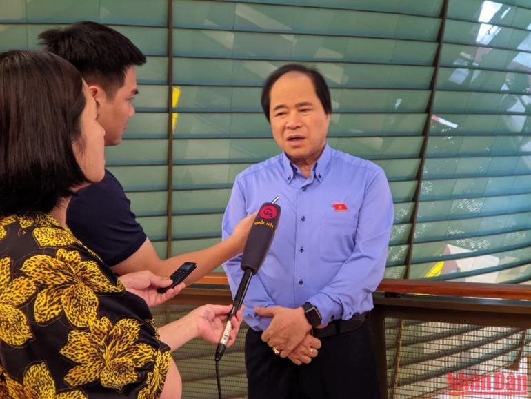 Đại biểu Trương Xuân Cừ (Hà Nội) chia sẻ với phóng viên bên hành lang Quốc hội. (Ảnh: TRUNG HƯNG)