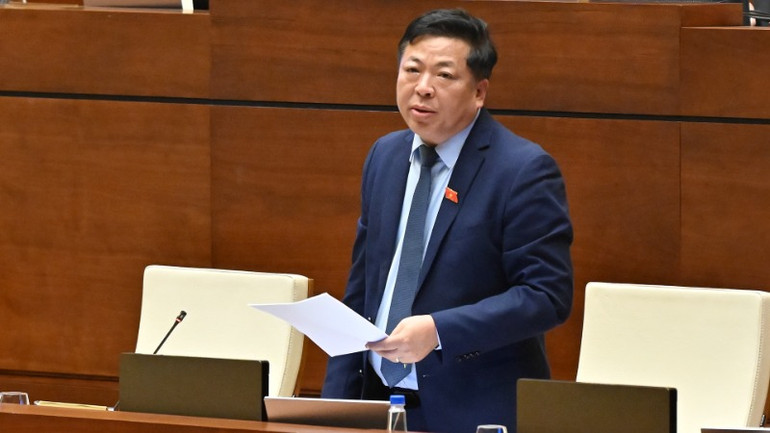 Bộ trưởng Xây dựng Trần Hồng Minh phát biểu giải trình, làm rõ ý kiến các đại biểu Quốc hội nêu tại phiên thảo luận. (Ảnh: THỦY NGUYÊN)