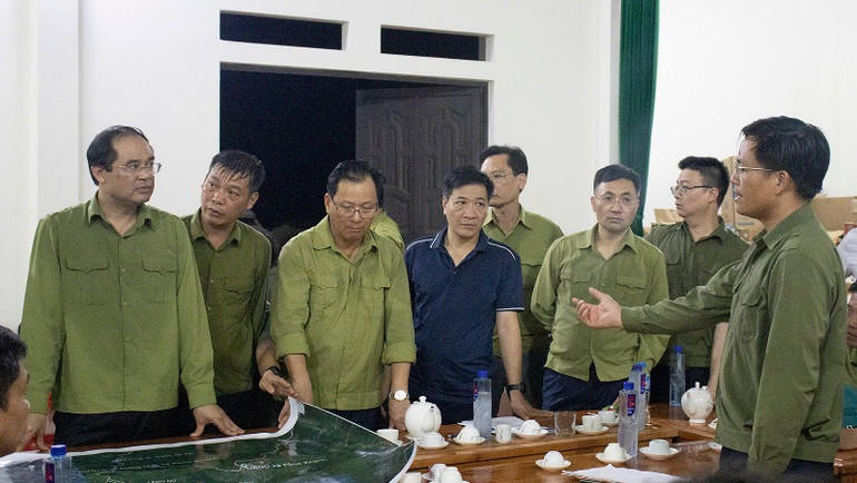 Lãnh đạo tỉnh Lào Cai họp bàn phương án tái thiết Làng Nủ, chiều 15/9. (Ảnh: TÂM THỜI)