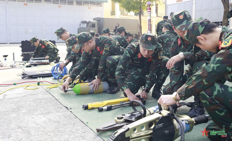 Trang bị do Công binh Việt Nam mang tới Thổ Nhĩ Kỳ tham gia hoạt động cứu hộ-cứu nạn đều là phương tiện nhẹ phù hợp để tìm kiếm và cứu người trong các công trình sập đổ, còn nguyên kết cấu... Trang bị do Công binh Việt Nam mang tới Thổ Nhĩ Kỳ tham gia hoạt động cứu hộ-cứu nạn đều là phương tiện nhẹ phù hợp để tìm kiếm và cứu người trong các công trình sập đổ, còn nguyên kết cấu...