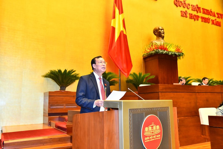 Chủ nhiệm Ủy ban Quốc phòng và An ninh của Quốc hội Lê Tấn Tới trình bày Báo cáo thẩm tra dự án Luật sửa đổi, bổ sung một số điều của Luật Xuất cảnh, nhập cảnh của công dân Việt Nam và Luật Nhập cảnh, xuất cảnh, quá cảnh, cư trú của người nước ngoài tại Việt Nam. (Ảnh: ĐĂNG KHOA)