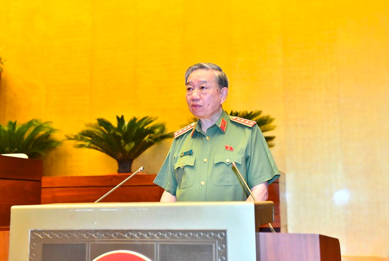Bộ trưởng Công an Tô Lâm, thừa ủy quyền của Thủ tướng Chính phủ, trình bày Tờ trình về dự án Luật sửa đổi, bổ sung một số điều của Luật Xuất cảnh, nhập cảnh của công dân Việt Nam và Luật Nhập cảnh, xuất cảnh, quá cảnh, cư trú của người nước ngoài tại Việt Nam. (Ảnh: ĐĂNG KHOA)