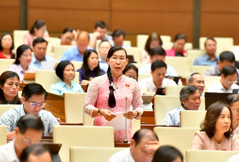 Đại biểu Phan Thị Mỹ Dung (Long An) phát biểu thảo luận. (Ảnh: ĐĂNG KHOA)