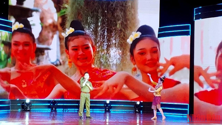 Hình ảnh những cô gái Sầm Nưa được khắc họa trên sân khấu chương trình. (Ảnh: TRUNG HƯNG)