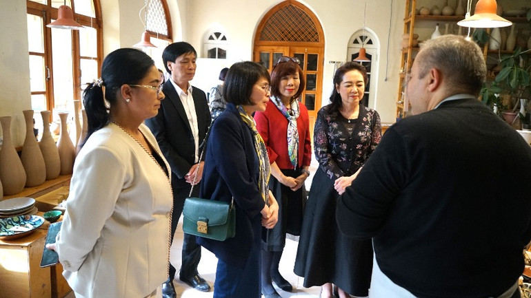 Con trai nghệ nhân gốm Akbar Rakhimov giới thiệu với Phu nhân Nguyễn Thị Thanh Nga những nét văn hóa gốm truyền thống của gia đình và nỗ lực truyền nghề cho thế hệ trẻ. Con trai nghệ nhân gốm Akbar Rakhimov giới thiệu với Phu nhân Nguyễn Thị Thanh Nga những nét văn hóa gốm truyền thống của gia đình và nỗ lực truyền nghề cho thế hệ trẻ.