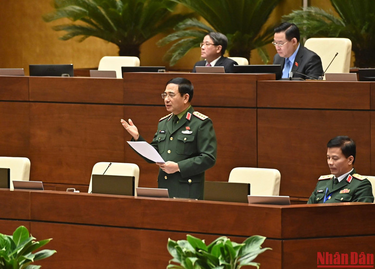 Bộ trưởng Quốc phòng Phan Văn Giang phát biểu giải trình, làm rõ một số vấn đề các đại biểu Quốc hội quan tâm. (Ảnh: ĐĂNG KHOA)