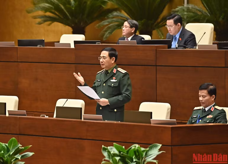 Bộ trưởng Quốc phòng Phan Văn Giang phát biểu giải trình, làm rõ một số vấn đề các đại biểu Quốc hội quan tâm. (Ảnh: ĐĂNG KHOA)