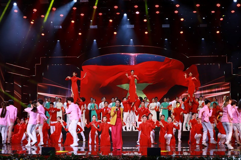 Tiết mục văn nghệ tại lễ trao giải. (Ảnh: HOÀI NAM)