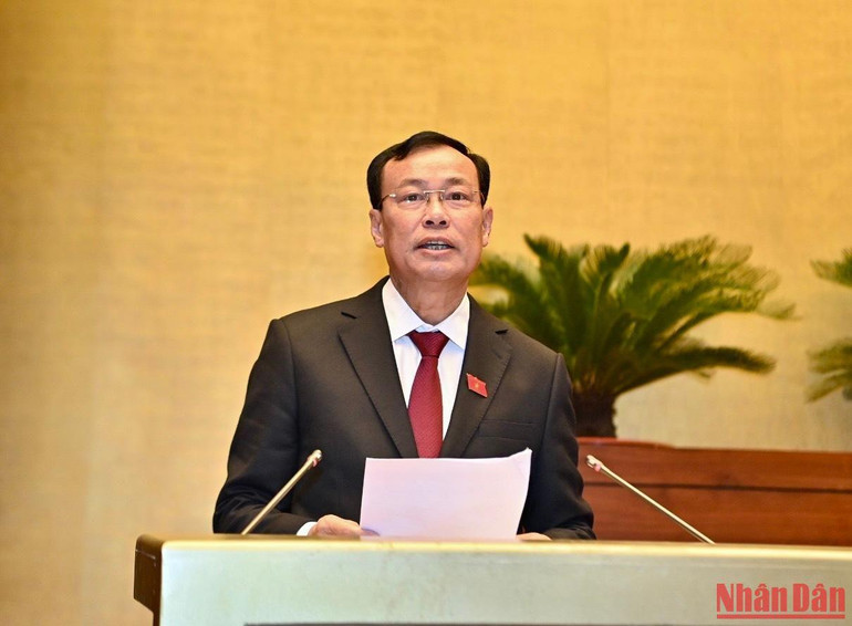 Chủ nhiệm Ủy ban Quốc phòng và An ninh của Quốc hội Lê Tấn Tới trình bày Báo cáo thẩm tra dự án Luật Phòng thủ dân sự. (Ảnh: ĐĂNG KHOA)