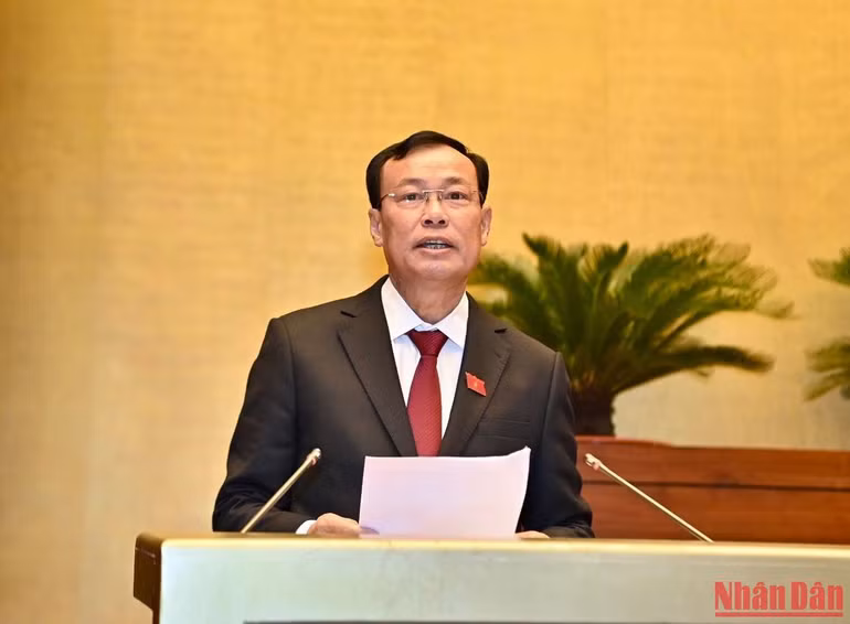 Chủ nhiệm Ủy ban Quốc phòng và An ninh của Quốc hội Lê Tấn Tới trình bày Báo cáo thẩm tra dự án Luật Phòng thủ dân sự. (Ảnh: ĐĂNG KHOA) Chủ nhiệm Ủy ban Quốc phòng và An ninh của Quốc hội Lê Tấn Tới trình bày Báo cáo thẩm tra dự án Luật Phòng thủ dân sự. (Ảnh: ĐĂNG KHOA)