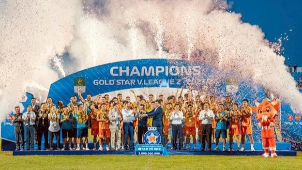 Các cầu thủ cùng BHL SHB Đà Nẵng ăn mừng chức vô địch Giải hạng Nhất Quốc gia 2023/24.