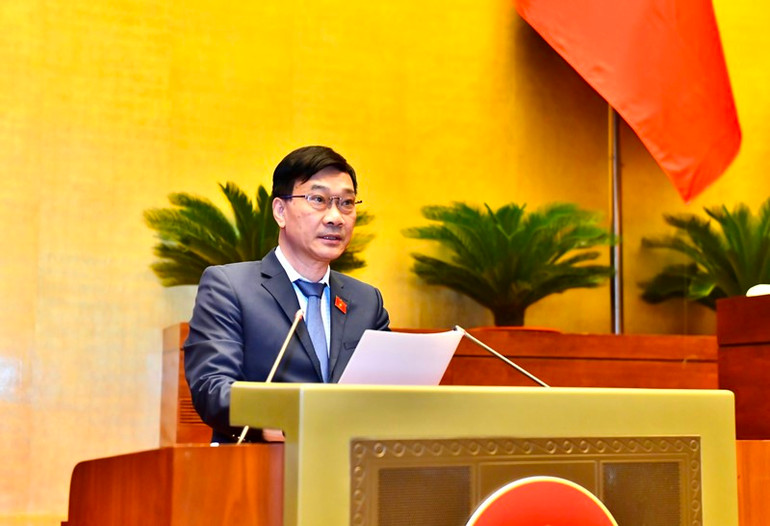 Chủ nhiệm Ủy ban Kinh tế Vũ Hồng Thanh trình bày báo cáo. (Ảnh: ĐĂNG KHOA) Chủ nhiệm Ủy ban Kinh tế Vũ Hồng Thanh trình bày báo cáo. (Ảnh: ĐĂNG KHOA)