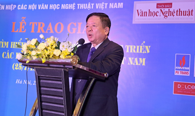 Chủ tịch Liên hiệp các Hội Văn học nghệ thuật Việt Nam Đỗ Hồng Quân phát biểu tại buổi lễ.