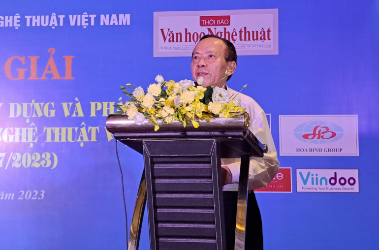 Tổng Biên tập Thời báo Văn học nghệ thuật Hoàng Dự tổng kết cuộc thi.