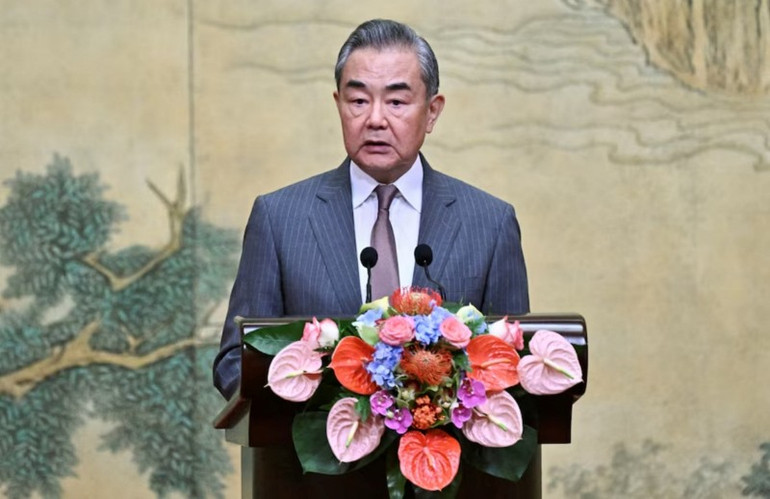 Bộ trưởng Ngoại giao Trung Quốc Vương Nghị phát biểu tại lễ bế mạc cuộc đối thoại hòa giải giữa 14 phe phái Palestine được tổ chức tại Bắc Kinh, Trung Quốc, ngày 23/7/2024. (Ảnh: Pool/Reuters)