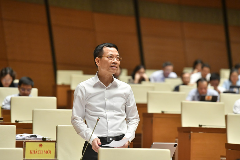 Bộ trưởng Thông tin và Truyền thông Nguyễn Mạnh Hùng phát biểu giải trình, làm rõ một số nội dung đại biểu Quốc hội nêu. (Ảnh: ĐĂNG KHOA)