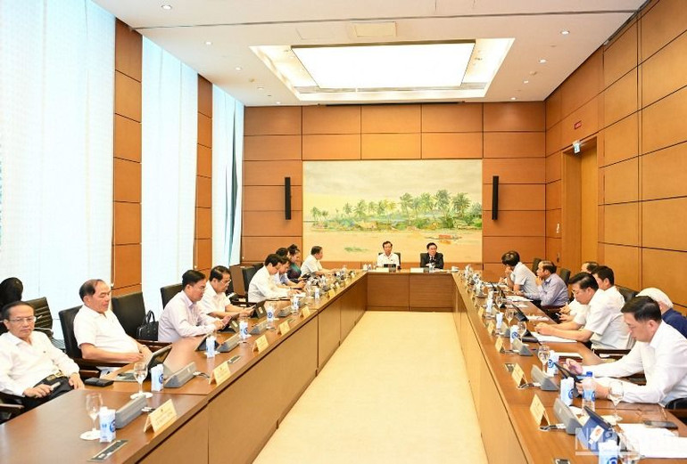 Quang cảnh thảo luận tại Tổ 4. (Ảnh: DUY LINH)