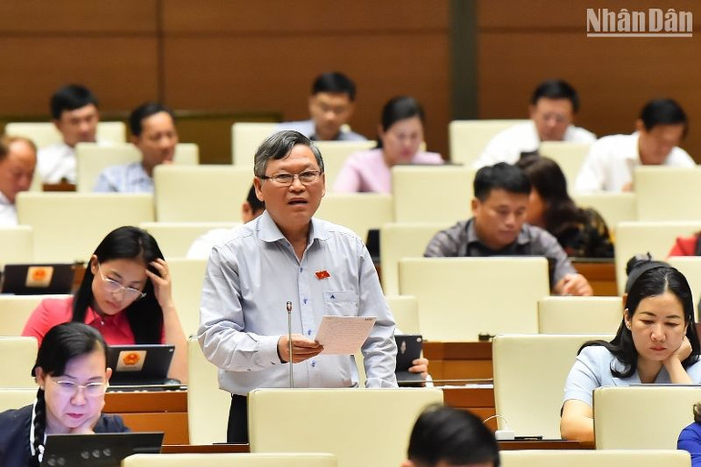 Đại biểu Tô Văn Tám - Đoàn đại biểu Quốc hội tỉnh Kon Tum phát biểu. (Ảnh: THỦY NGUYÊN)