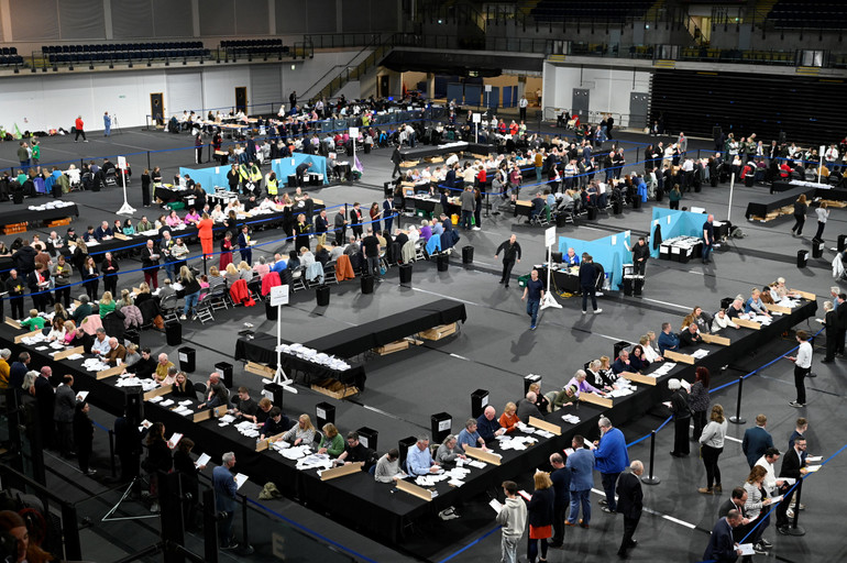 Kiểm phiếu sau cuộc tổng tuyển cử ở Scotland, Anh, ngày 4/7/2024. (Ảnh: Reuters)