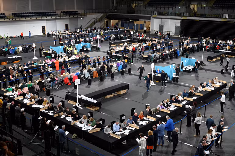 Kiểm phiếu sau cuộc tổng tuyển cử ở Scotland, Anh, ngày 4/7/2024. (Ảnh: Reuters)