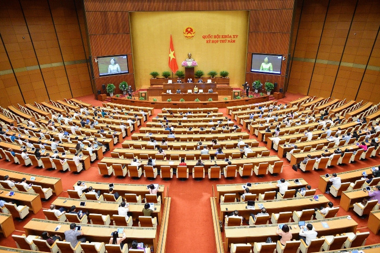 Thống đốc Ngân hàng Nhà nước Nguyễn Thị Hồng phát biểu tiếp thu, giải trình, làm rõ một số vấn đề đại biểu Quốc hội nêu. (Ảnh: DUY LINH)