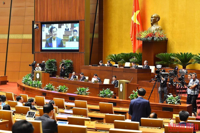 Phó Thủ tướng Chính phủ Lê Minh Khái phát biểu tại phiên chất vấn chiều 5/11. (Ảnh: THỦY NGUYÊN)