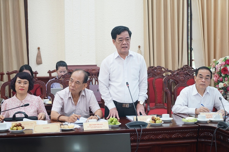 TS Nhị Lê - nguyên Phó Tổng Biên tập Tạp chí Cộng sản phát biểu. (Ảnh: TRUNG HƯNG)