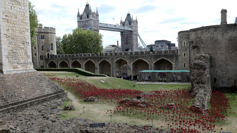 Gần 30.000 bông hoa gốm đỏ được trưng bày trên tường Tháp London từ ngày 6-11/5, tưởng niệm những sinh mạng đã mất trong Chiến tranh Thế giới thứ 2. (Ảnh: Xinhua)