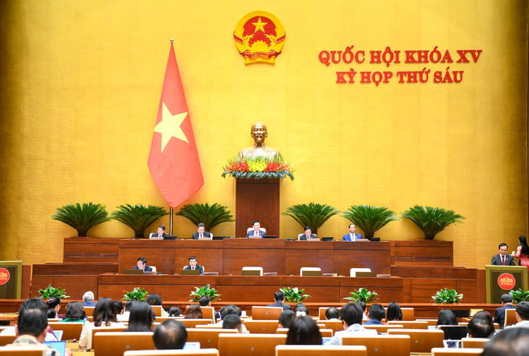 Chủ tịch Quốc hội Vương Đình Huệ và các Phó Chủ tịch Quốc hội điều hành phiên họp. (Ảnh: DUY LINH)