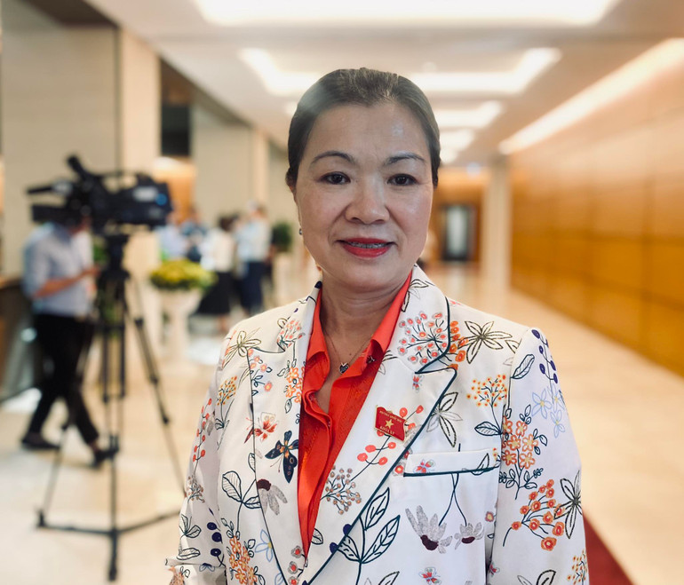 Đại biểu Trương Thị Ngọc Ánh (Đoàn đại biểu Quốc hội thành phố Cần Thơ), Phó Chủ tịch Ủy ban Trung ương Mặt trận Tổ quốc Việt Nam, trao đổi với báo chí bên hành lang Quốc hội. (Ảnh: TRUNG HƯNG)