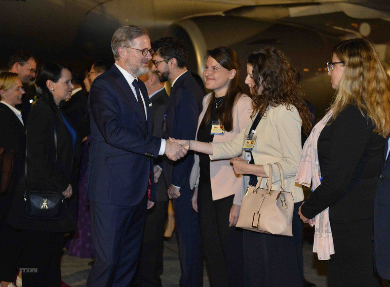 Lễ đón Thủ tướng Séc Petr Fiala tại Sân bay quốc tế Nội Bài. (Ảnh: Minh Đức/TTXVN)