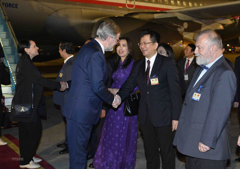 Lễ đón Thủ tướng Séc Petr Fiala tại Sân bay quốc tế Nội Bài. (Ảnh: Minh Đức/TTXVN)