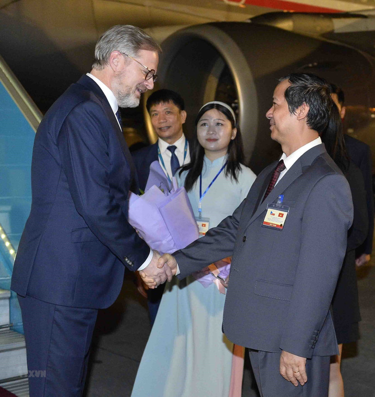 Bộ trưởng Giáo dục và Đào tạo Nguyễn Kim Sơn đón Thủ tướng Séc Petr Fiala tại Sân bay quốc tế Nội Bài. (Ảnh: Minh Đức/TTXVN)