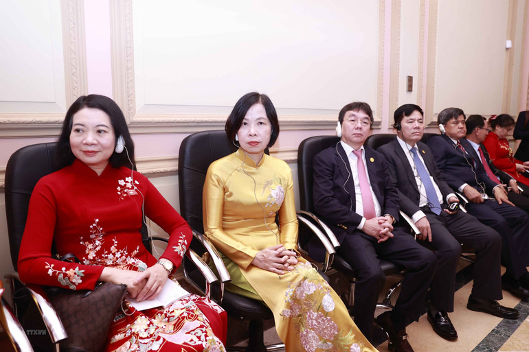 Đại biểu Việt Nam dự hội đàm. (Ảnh: Doãn Tấn/TTXVN) Đại biểu Việt Nam dự hội đàm. (Ảnh: Doãn Tấn/TTXVN)