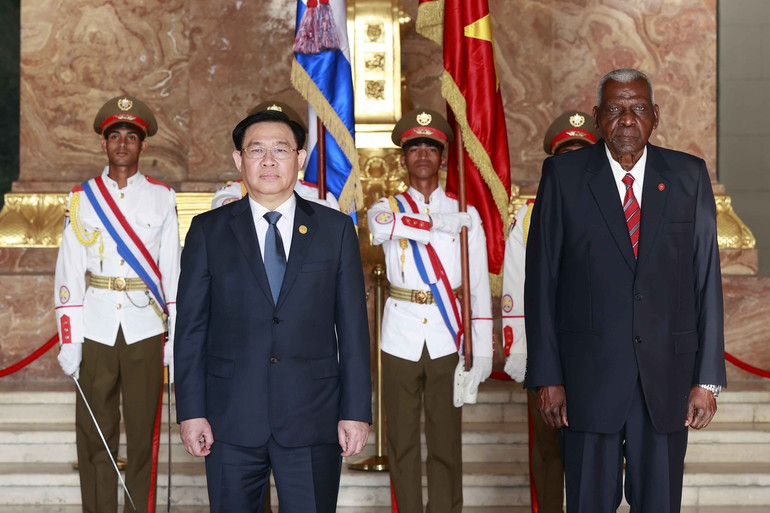 Chủ tịch Quốc hội Vương Đình Huệ và Chủ tịch Quốc hội Chính quyền Nhân dân nước Cộng hòa Cuba Esteban Lazo Hernandez tại lễ đón. (Ảnh: Doãn Tấn/TTXVN) Chủ tịch Quốc hội Vương Đình Huệ và Chủ tịch Quốc hội Chính quyền Nhân dân nước Cộng hòa Cuba Esteban Lazo Hernandez tại lễ đón. (Ảnh: Doãn Tấn/TTXVN)