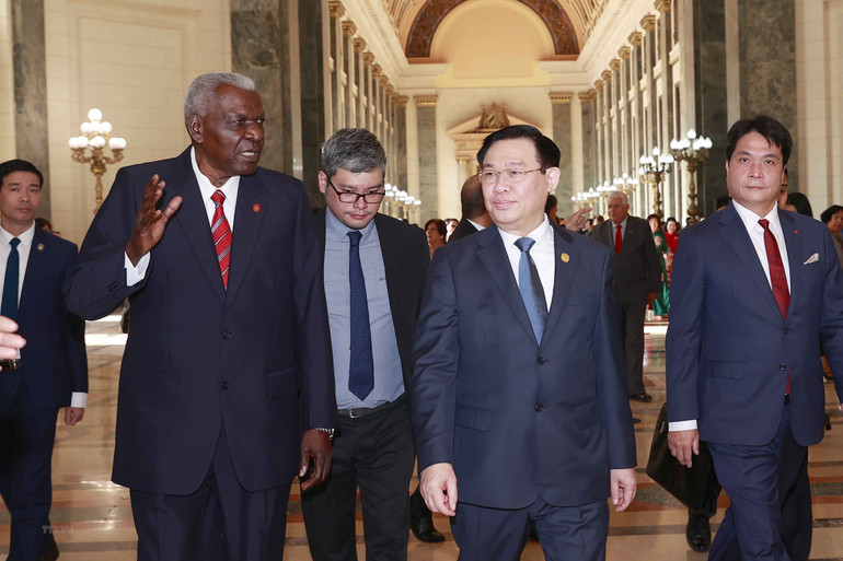 Chủ tịch Quốc hội Vương Đình Huệ và Chủ tịch Quốc hội Chính quyền Nhân dân nước Cộng hòa Cuba Esteban Lazo Hernandez. (Ảnh: Doãn Tấn/TTXVN) Chủ tịch Quốc hội Vương Đình Huệ và Chủ tịch Quốc hội Chính quyền Nhân dân nước Cộng hòa Cuba Esteban Lazo Hernandez. (Ảnh: Doãn Tấn/TTXVN)