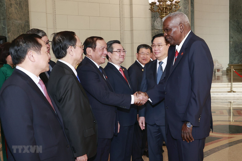 Chủ tịch Quốc hội Vương Đình Huệ giới thiệu đoàn đại biểu Việt Nam với Chủ tịch Quốc hội Chính quyền Nhân dân nước Cộng hòa Cuba Esteban Lazo Hernandez. (Ảnh: Doãn Tấn/TTXVN) Chủ tịch Quốc hội Vương Đình Huệ giới thiệu đoàn đại biểu Việt Nam với Chủ tịch Quốc hội Chính quyền Nhân dân nước Cộng hòa Cuba Esteban Lazo Hernandez. (Ảnh: Doãn Tấn/TTXVN)