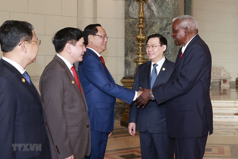 Chủ tịch Quốc hội Vương Đình Huệ giới thiệu đoàn đại biểu Việt Nam với Chủ tịch Quốc hội Chính quyền Nhân dân nước Cộng hòa Cuba Esteban Lazo Hernandez. (Ảnh: Doãn Tấn/TTXVN) Chủ tịch Quốc hội Vương Đình Huệ giới thiệu đoàn đại biểu Việt Nam với Chủ tịch Quốc hội Chính quyền Nhân dân nước Cộng hòa Cuba Esteban Lazo Hernandez. (Ảnh: Doãn Tấn/TTXVN)