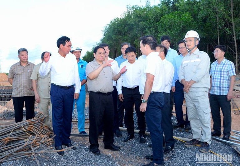 Thủ tướng Phạm Minh Chính thị sát công trường xây dựng dự án cao tốc đoạn Vạn Ninh-Cam Lộ trên địa bàn tỉnh Quảng Trị.