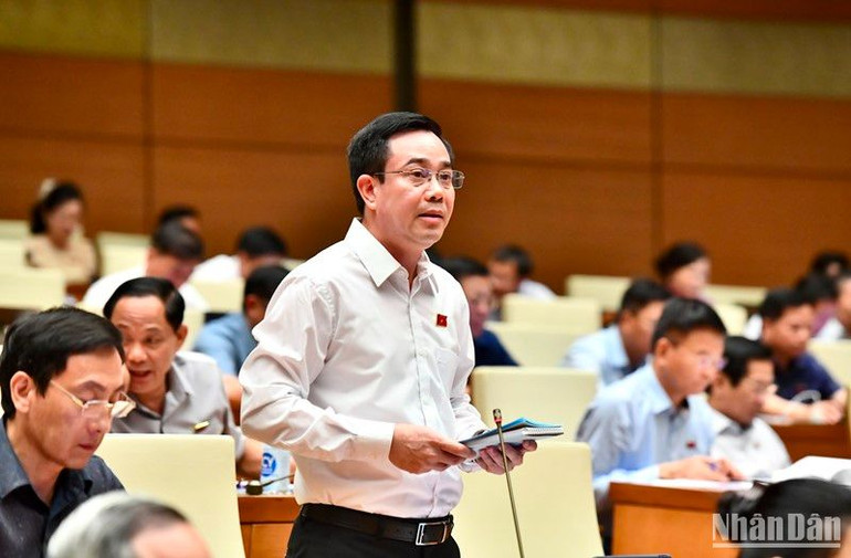 Đại biểu Nguyễn Văn Huy (Thái Bình) phát biểu. (Ảnh: ĐĂNG KHOA)