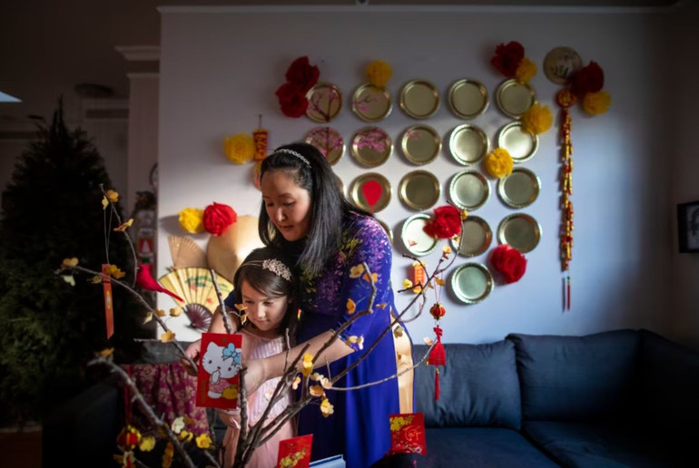 Kim Phan Nguyễn-Stone cùng con gái hào hứng đón Tết Nguyên đán Quý Mão với cộng đồng người Canada gốc Việt ở Vancouver, Canada. (Ảnh: CBC)
